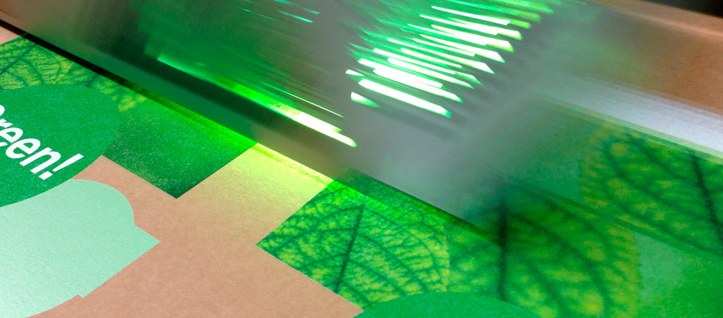 UV-Plattendirektdruck – Im hochauflösenden Plattendirektdruck-Verfahren bedrucken wir unterschiedlichste Materialien wie Alu-Dibond, Hartschaum, Acryl, Karton, Beton oder Holz, um nur einige Möglichkeiten zu nennen.