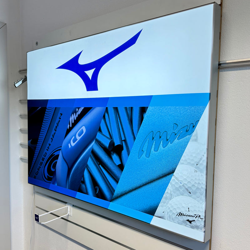 LED-Leuchtrahmen im Point of Sale zur Präsentation von Sportartikeln und Marken im Innenbereich