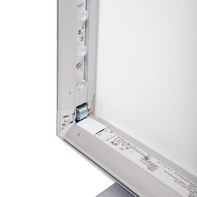 Brightbox Fold&Go – Detailansicht der integrierten LED-Technologie und stabilen Scharniere für den faltbaren Aluminiumrahmen.