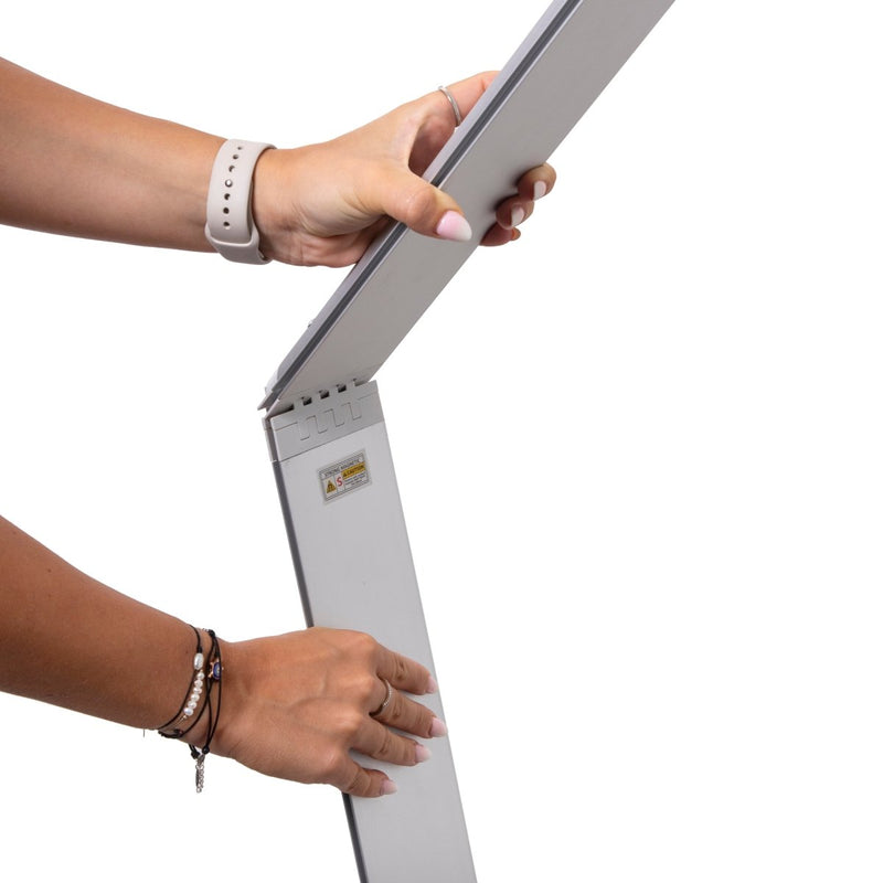 Brightbox Fold&Go – Einfacher Aufbau des faltbaren LED-Rahmens durch Aufklappen der stabilen Aluminiumkonstruktion.