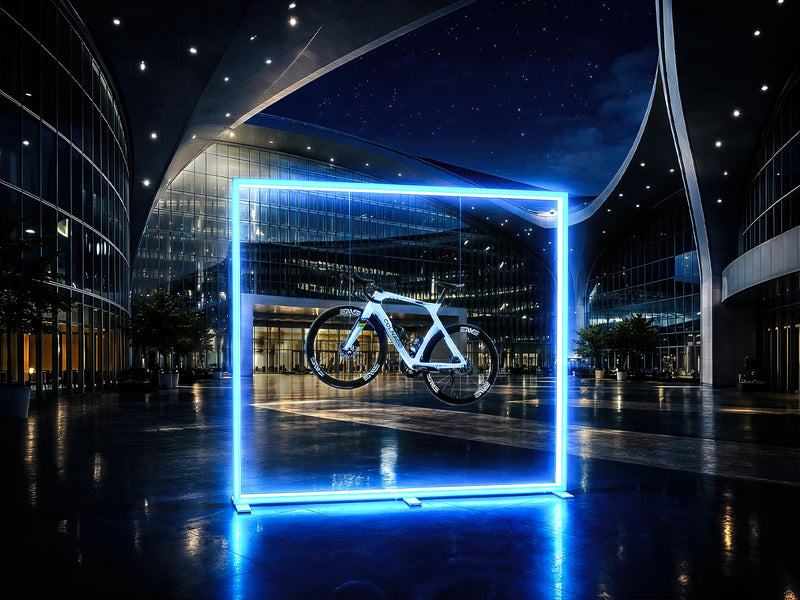 LINEUP™ Messedisplay mit RGB-LED-Outline in Blau – modulares Aluminium-Displaysystem für Messen, Events und Showrooms mit schwebendem Fahrrad als Produktpräsentation.