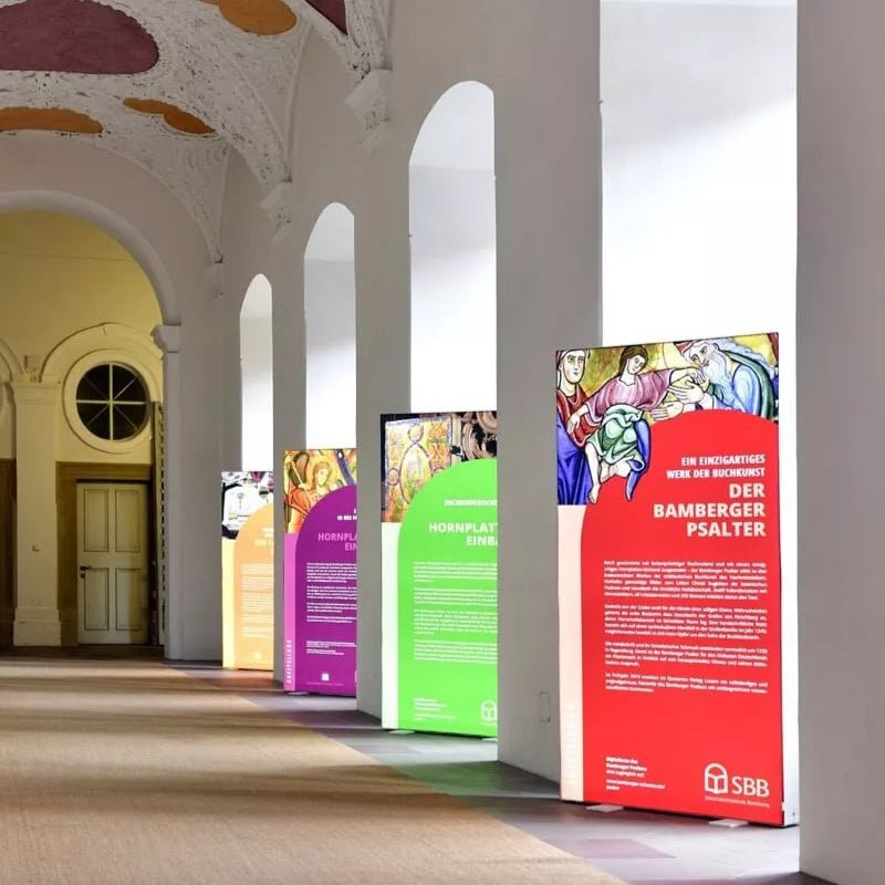 PIXLIP GO Messesysteme – Freistehende LED-Rahmen in der Staatsbibliothek Bamberg.