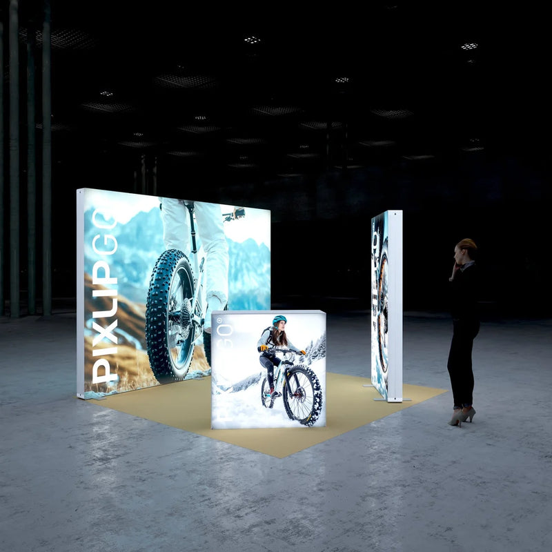 PIXLIP GO S-12 LED Kopfstand 3x3 m von vorne mit beleuchteten Messewänden und Counter