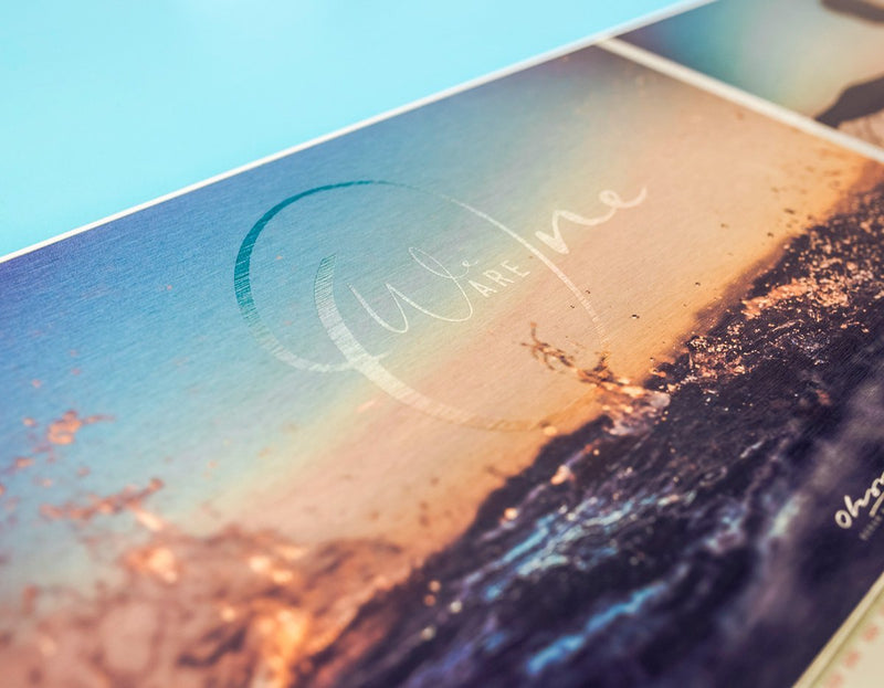 Gedrucktes Wandbild mit subtil schimmerndem Effekt auf gebürstetem Aluminium – modernes Design mit natürlicher Struktur ohne Weißdruck.