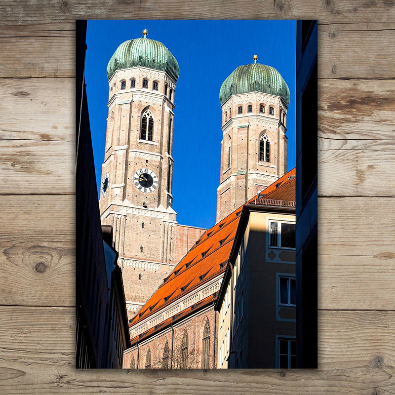 Foto der Frauenkirche München gedruckt auf gebürstetem Aluminium (Butlerfinish Dibond) als dekorative Wandplatte