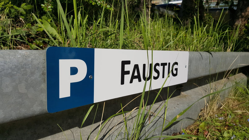 Parkplatzschild mit Firmenlogo – individuell bedrucktes Schild für reservierte Stellplätze.