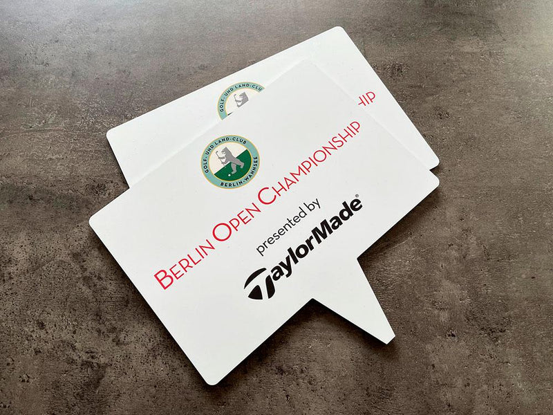 Abschlagsschild für Golfturnier mit Werbepartner TaylorMade – hochwertige Beschilderung auf dem Golfplatz.