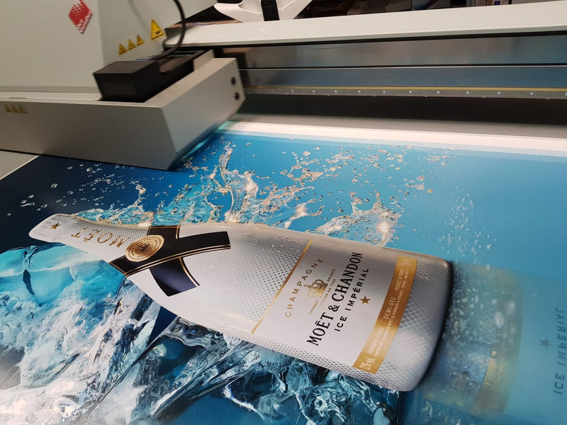 Druckprozess eines Werbeschildes für den Weinhandel – exklusives Moët & Chandon Schild auf hochwertigem Material.