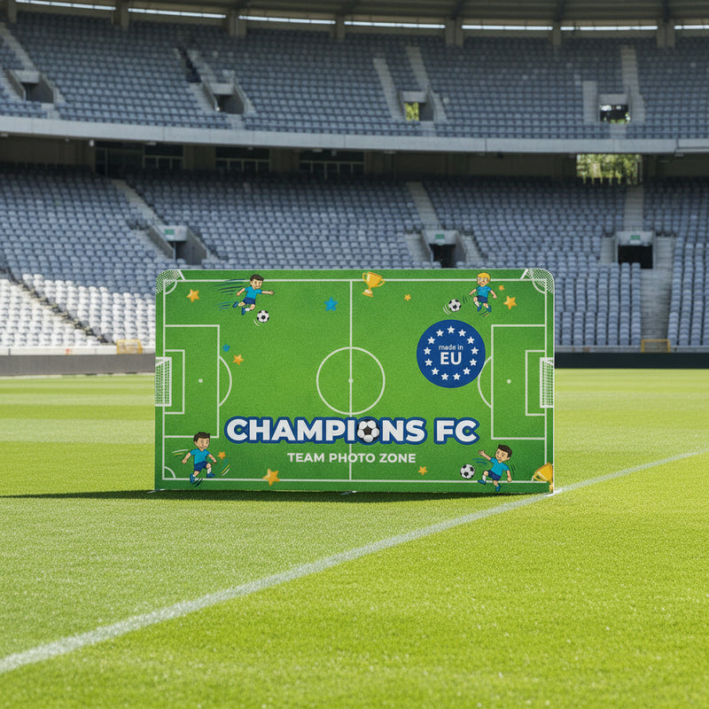 ZipperWall Textilrückwand mit Fußballmotiv und Aufdruck „Champions FC – Team Photo Zone“ auf Stadionrasen – Foto-Backdrop für Summer Soccer Camp