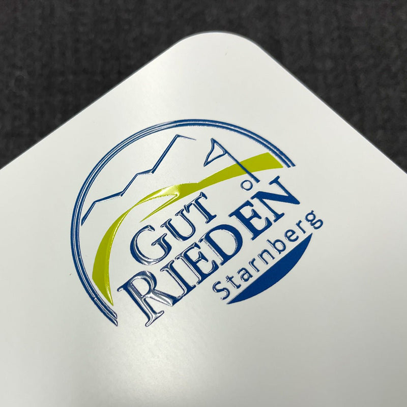 Logo von Gut Rieden auf Alu-Dibond mit hochwertigem 3D-Lack-Finish für edlen Effekt.
