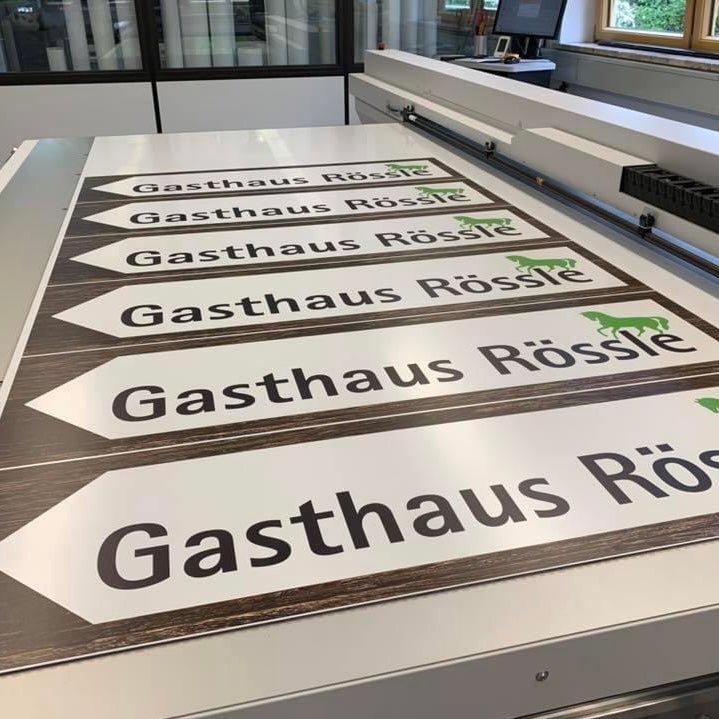 Gefrästes Wegweiser-Schild in Pfeilform für ein Gasthaus – hochwertige und wetterfeste Beschilderung.