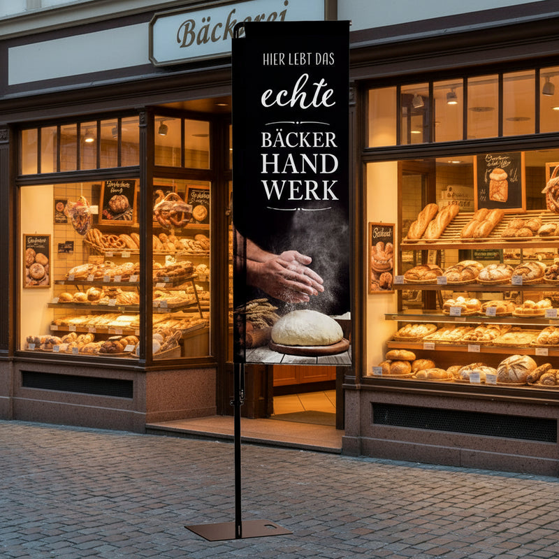 Alu-Square Beachflag vor einer Bäckerei – rechteckige Werbefahne mit Aluminium-Mast für Außenwerbung

