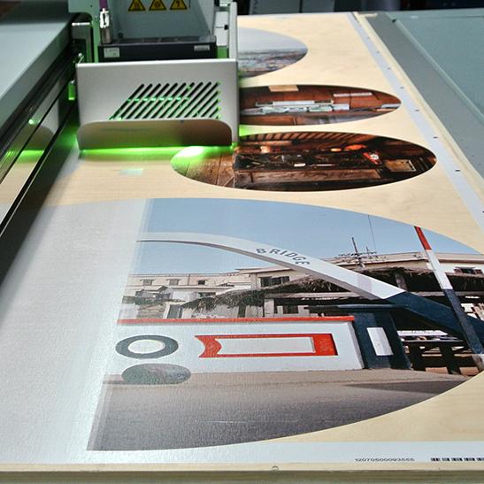 Hochwertiger UV-Druck auf Holz für ein Museum, zeigt detailreiche Motive mit historischen und architektonischen Bildern in runden Ausschnitten.