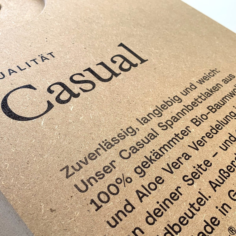 Hochwertiger schwarzer Textdruck auf MDF für ein nachhaltiges POS-Display, mit klarer Typografie und natürlicher Holzstruktur.