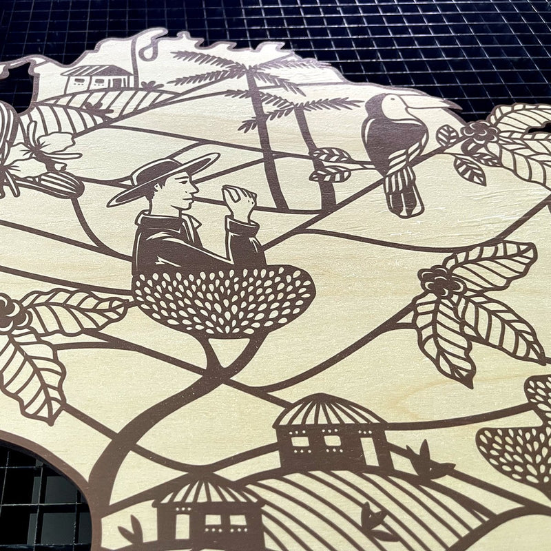 Hochwertiger Druck auf Holz mit detaillierter Illustration, ideal für POS-Displays und nachhaltige Werbepräsentationen.