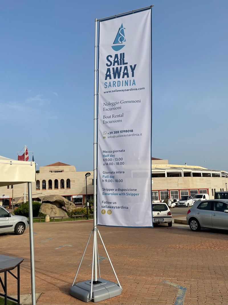 Dieser Flaggenmast überragt einfach alles. Dennoch lässt sich der mobile Mast erstaunlich leicht montieren. Eine verstärkte Bannerhalterung, drei Aluminium-Maststützen und zwei Wassertanks sorgen für zusätzliche Stabilität.