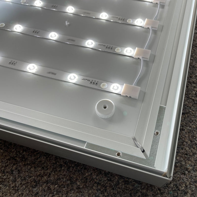 Gleichmäßige LED-Backlight-Technologie sorgt für eine blendfreie und strahlende Ausleuchtung des Textildrucks.