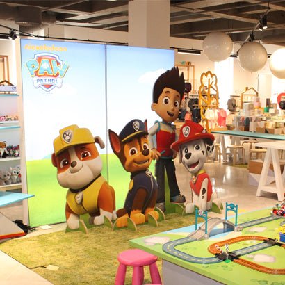 Beleuchteter Pixlip Go Rahmen mit PAW Patrol Grafik als Blickfang in einer Kinderspielwarenabteilung.

