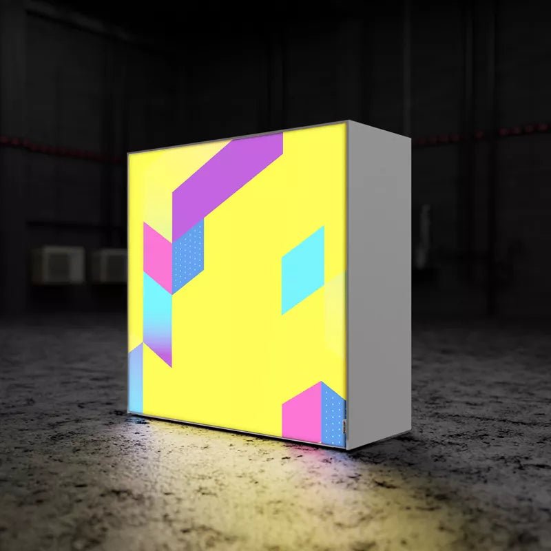 Beleuchteter Pixlip Go Counter mit bedrucktem Textilpaneel und geschlossener Seitenverkleidung in Indoor-Umgebung.