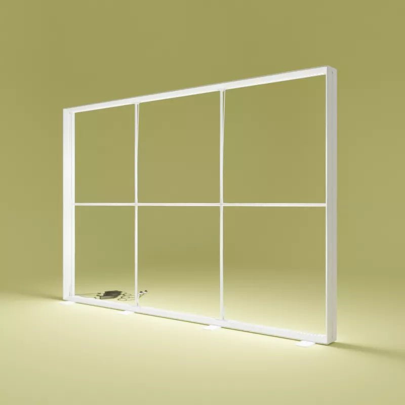 Freistehender Pixlip Go Leuchtrahmen im Format 3 × 2 m ohne Textildruck, mit sichtbarer LED-Ausleuchtung und Stromanschluss.
