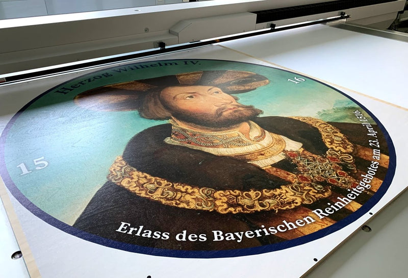Hochwertiger Museumsdruck auf Holz mit einem historischen Porträt von Herzog Wilhelm IV., inklusive Text über das Bayerische Reinheitsgebot von 1516.
