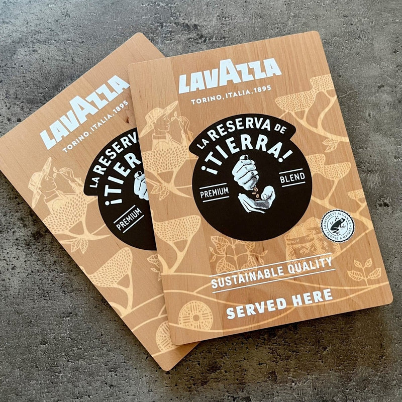 Hochwertige Lavazza-Schilder aus Holz für ein Café, mit nachhaltigem Design, edler Bedruckung und stilvollen Illustrationen.