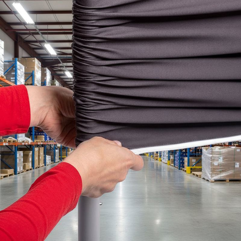 Anbringen des Stoffbezugs am Zipper Absperrständer – Überziehen der Textilbahn für faltenfreie Werbefläche