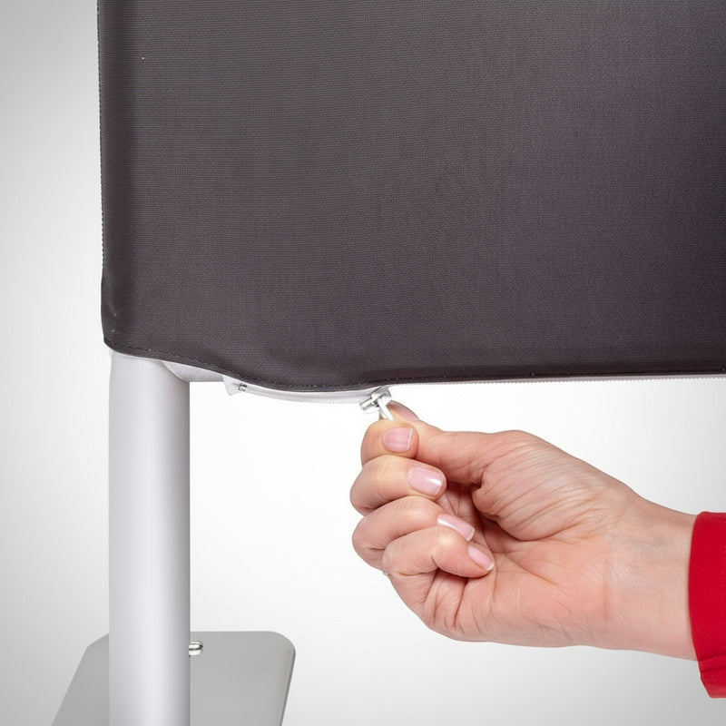 Schließen des Reißverschlusses am Zipper Absperrständer – Fixierung der Textilbespannung für straffe und saubere Oberfläche