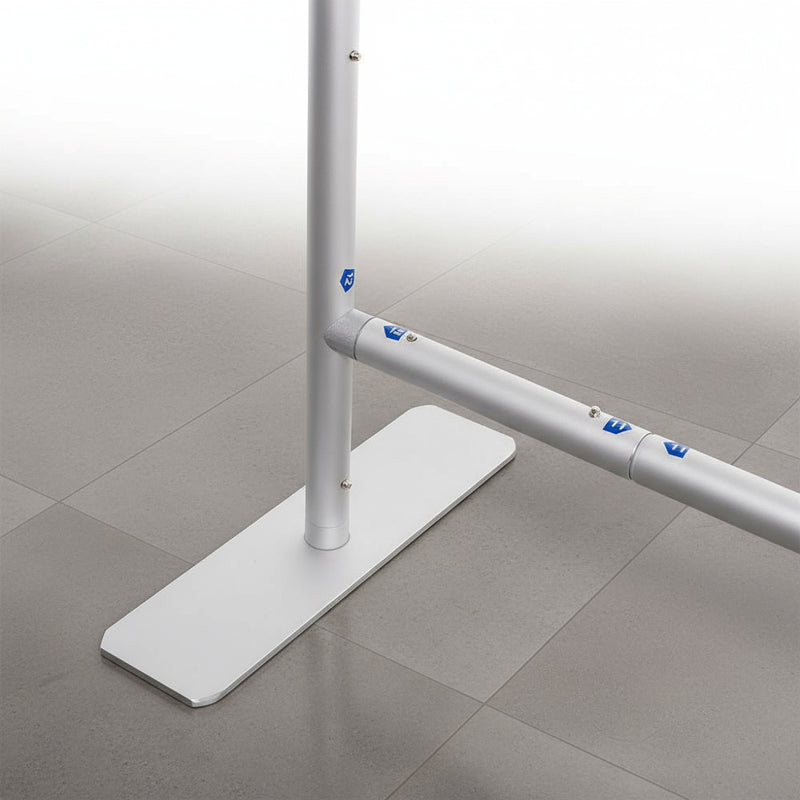 Detailansicht des Zipper Absperrständers – stabiler Metallfuß und nummerierte Steckverbindungen für einfachen Aufbau