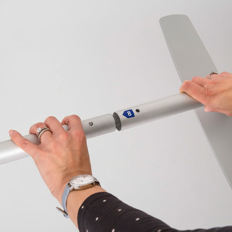 Zusammenstecken des Aluminiumrahmens der ZipperWall Textilrückwand – werkzeugloser Aufbau durch nummerierte Steckverbindungen