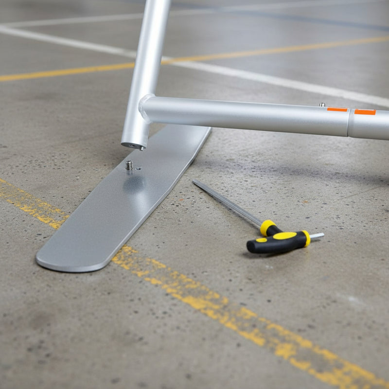 Befestigung des ZipperWall Rahmens auf Standfuß – stabiler Aluminiumfuß mit Schraubverbindung für sicheren Halt